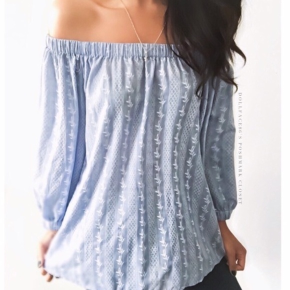 NWOT Romeo & Juliet Couture Off the shoulder Top M - Picture 1 of 3